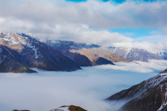 中国西藏格聂神山和云海美景