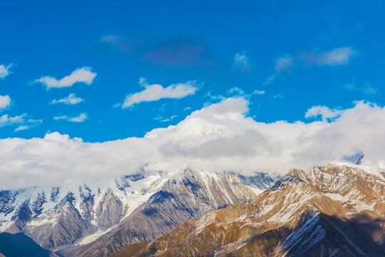 中国西藏格聂神山和云海美景