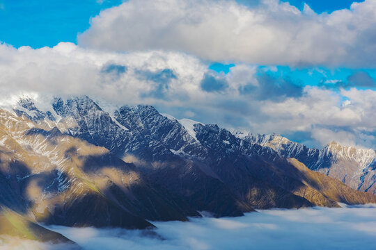 中国西藏格聂神山和云海美景