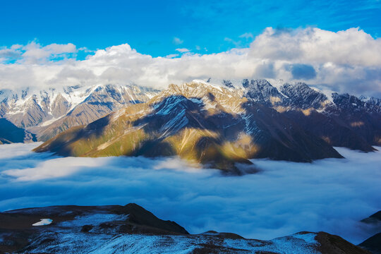 中国西藏格聂神山和云海美景