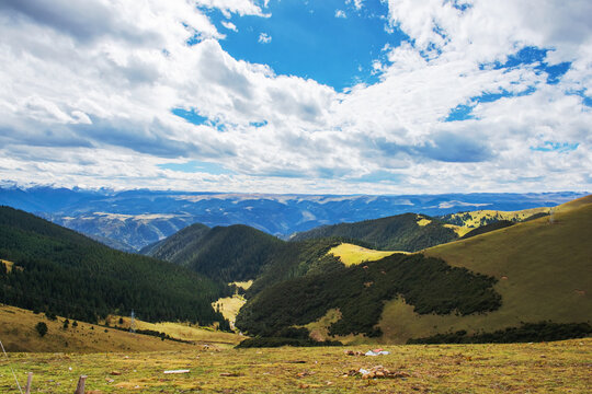 川西山区秋天的山脉森林美景