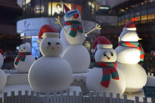 一群圣诞节装束的雪人雕塑