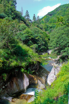 山间溪流