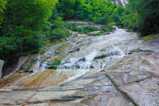 山间溪流