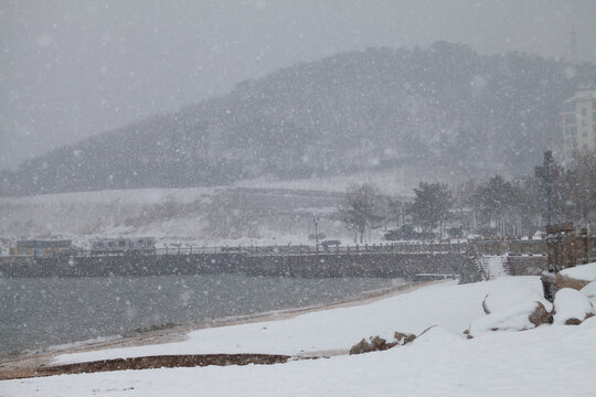 雪天的远山