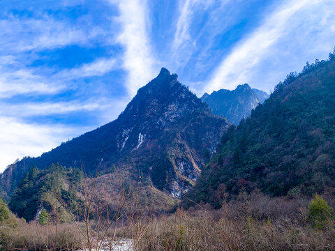 蓝天白云大山