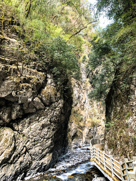 峡谷河流