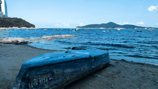 海边旧船