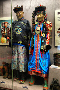 蒙古族男女服饰