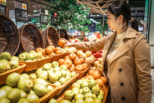 果蔬区亚洲女性挑选新鲜的水果