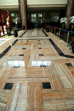 酒店客厅拼花地板石材装饰