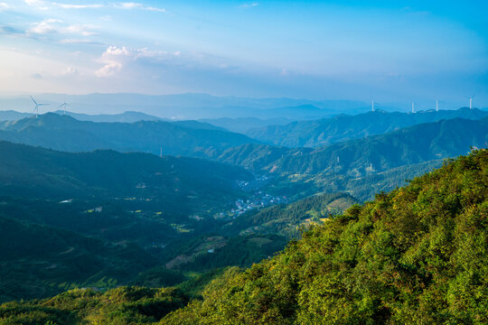 大山里的美丽乡村和风力发电场