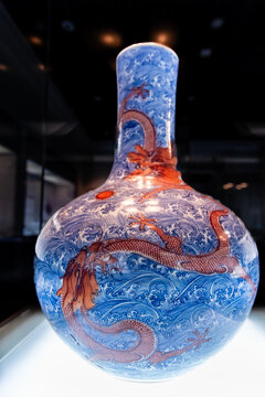 清代青花矾红彩海水龙纹天球瓶