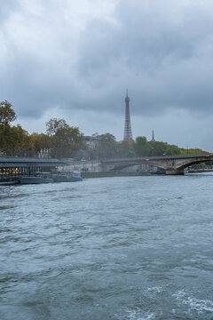 巴黎塞纳河埃菲尔铁塔