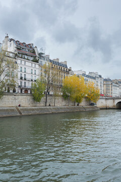 巴黎秋天塞纳河沿岸风景