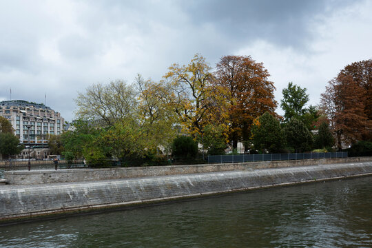 巴黎塞纳河秋天风景