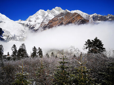 雪山云雾