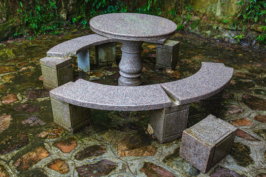 北帝山旅游景区圆形残缺桌凳