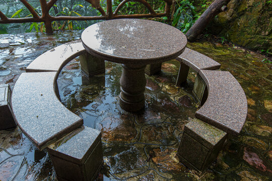 北帝山旅游景区圆形残缺桌凳