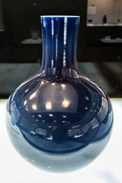 天津博物馆的清乾隆款蓝釉天球瓶
