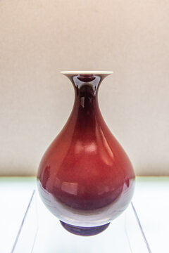 清乾隆款霁红釉玉壶春瓶