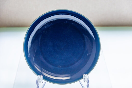 天津博物馆的明宣德款宝石蓝釉盘