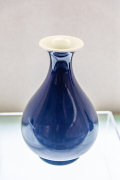 清雍正款霁蓝釉玉壶春瓶