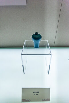 天津博物馆的清乾隆炉钧釉梅瓶
