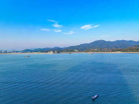 杭州浦沿渔船码头与城市风光