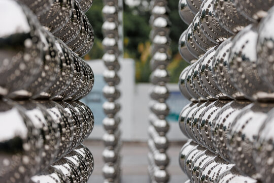 深圳城市金属球组成的景观雕像
