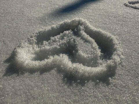 雪地上的爱心