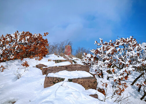 冬雪中的花脖山主峰