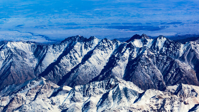 航拍天山山脉