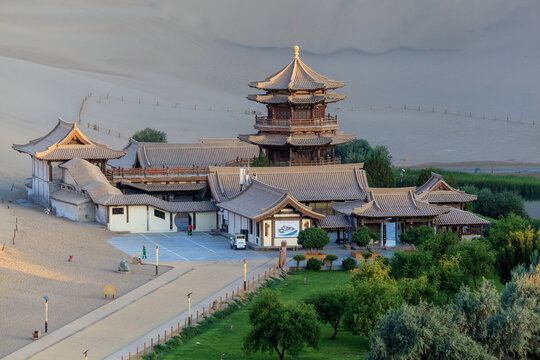 敦煌鸣沙山月牙泉景区