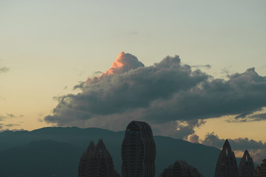 夕阳下的城市轮廓