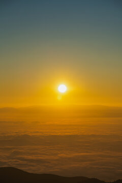 日出时山之间的云海