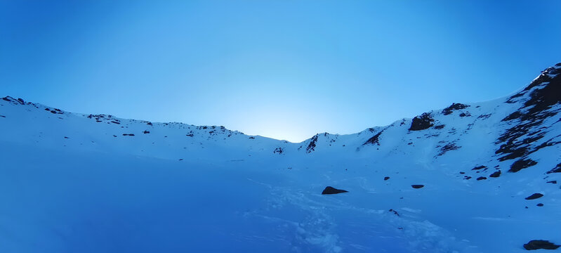 雪天一色海儿凼雪山