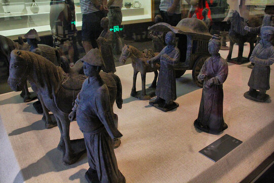 扎赉诺尔博物馆陶像陶车马