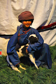 蒙古族抱羊的男孩蜡像