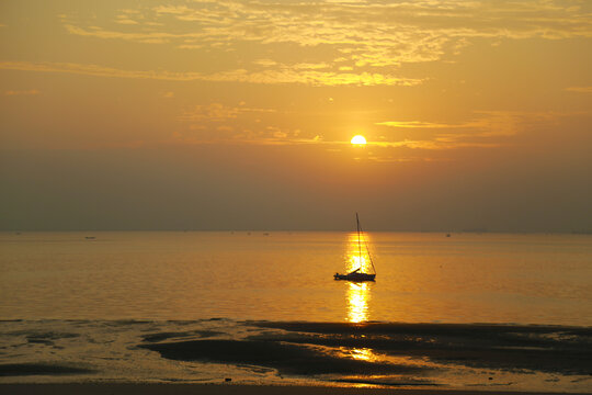 夕阳海滩