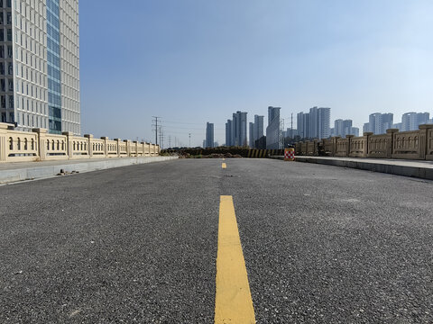 城市边缘道路尽头