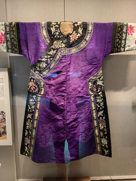 清代紫色团花暗花缎氅衣
