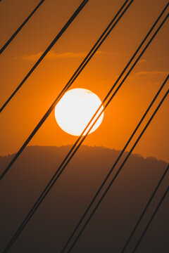 日落的太阳和桥的栏杆剪影