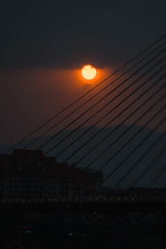 日落的太阳和桥的栏杆剪影