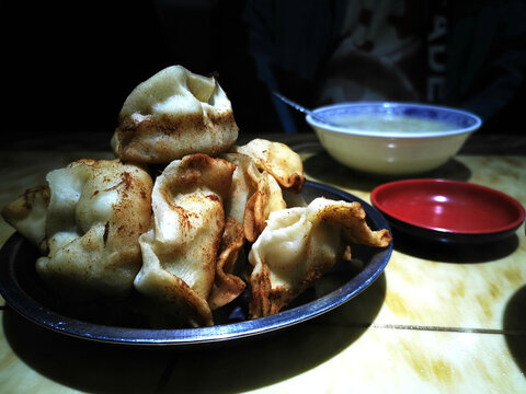 深夜里的煎饺摊