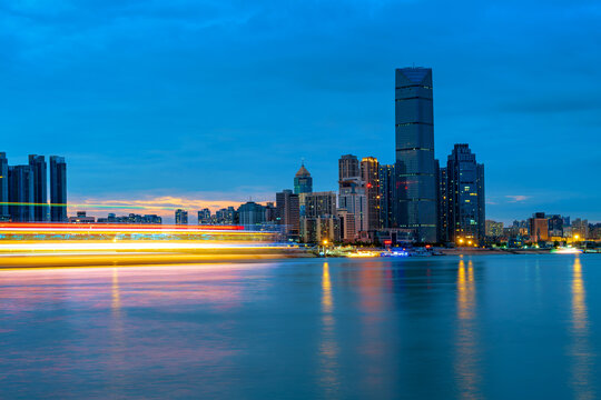 湖北武汉长江和摩天大楼夜景