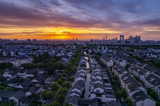 苏州古城区朝霞日出