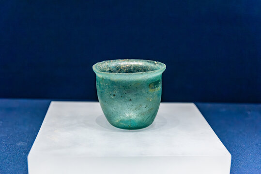 中国国家海洋博物馆的唐代玻璃杯