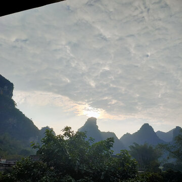 初升太阳山村美景