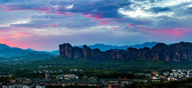 龙虎山晨曦全景图